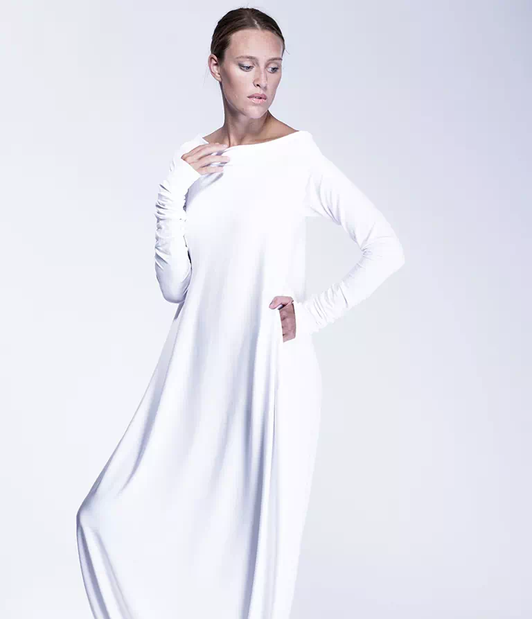Kobieta w białej sukni