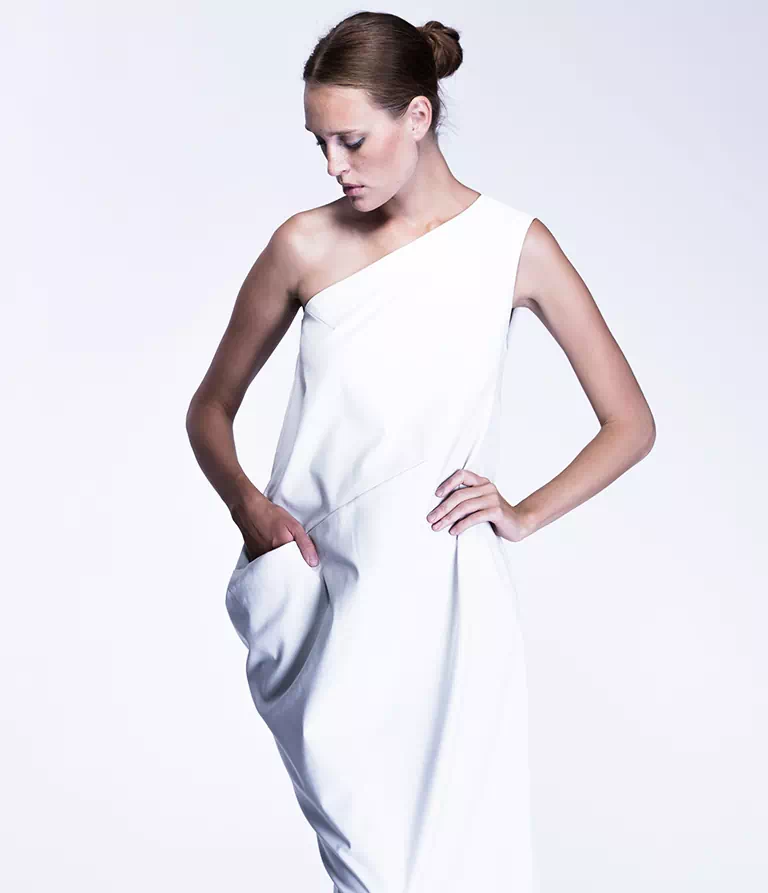Kobieta w białej sukni z odsłoniętymi ramionami